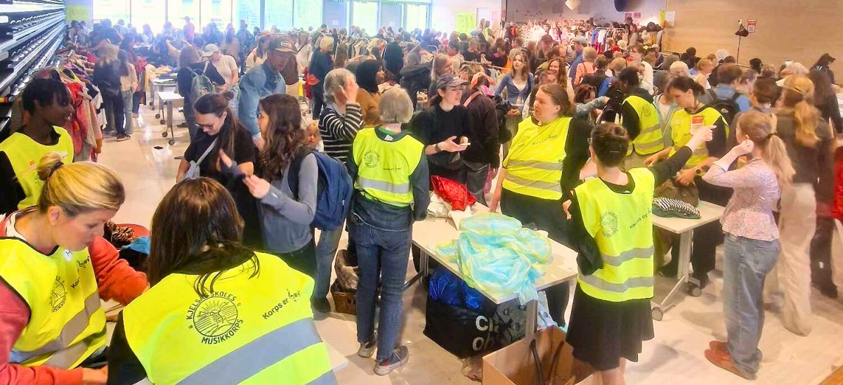 Klær er populært på loppemarkedet på Kjelsås. Folk som vil kjøpe klær på loppemarkedet på Kjelsås